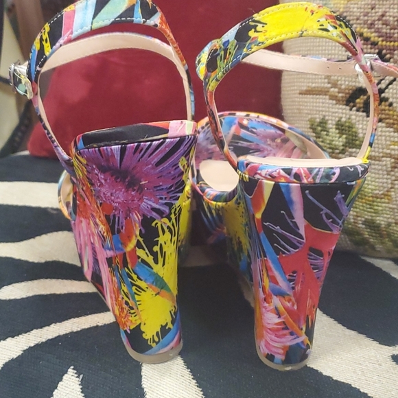 Nicole Miller floral platforms - Picture 6 of 9